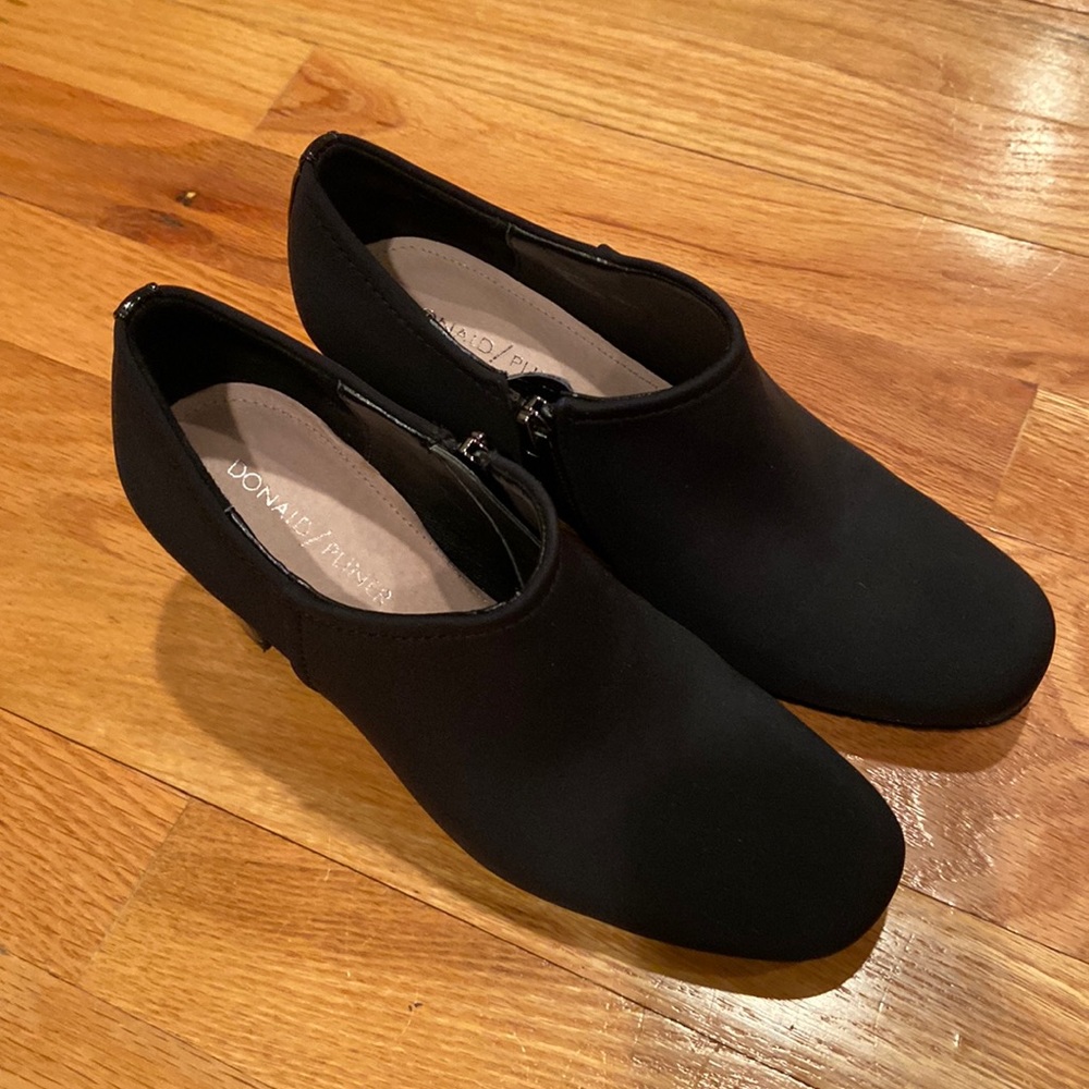 Donald Pliner black low booties size 6M